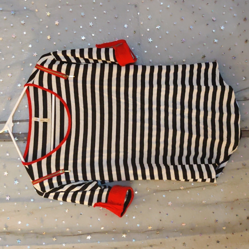 Striped half-sleeve top with zipper shoulders